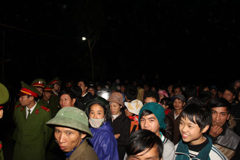 Để tránh cảnh chen lấn, xô đẩy, 4 lối đi chính vào bên trong khu vực đền được lập hàng rào nghiêm ngặt, mỗi chốt có đến hàng chục cán bộ chiến sĩ công an canh gác, chỉ mở cửa cho nhân dân vào bên trong sau 23giờ đêm khi lễ phát lương diễn ra. Để tránh cảnh chen lấn, xô đẩy, 4 lối đi chính vào bên trong khu vực đền được lập hàng rào nghiêm ngặt, mỗi chốt có đến hàng chục cán bộ chiến sĩ công an canh gác, chỉ mở cửa cho nhân dân vào bên trong sau 23giờ đêm khi lễ phát lương diễn ra.