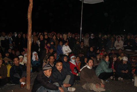 Cũng như các năm trước, trong lễ phát lương năm Nhâm Thìn 2012, cũng có hàng ngàn du khách, nhân dân ở các nơi đổ về để chờ được phát lương. Cũng như các năm trước, trong lễ phát lương năm Nhâm Thìn 2012, cũng có hàng ngàn du khách, nhân dân ở các nơi đổ về để chờ được phát lương.