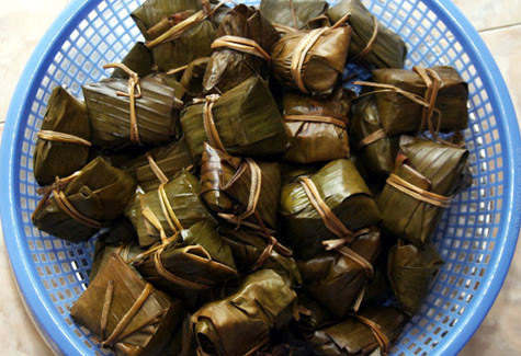 Bánh dợm nhân tôm Sơn Tây là món bánh thường được gói để tiến vua trước đây của người xứ Đoài.