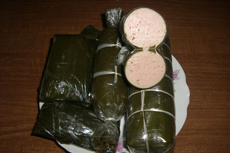 Giò làng Chèm (Từ Liêm, Hà Nội) được khẳng định vào thời vua Tự Đức, khi làng có cụ Phác, người được vào kinh làm giò tiến vua. Món giò chả của cụ đã chinh phục được nhà vua và cụ được vua ban hàm cửu phẩm.