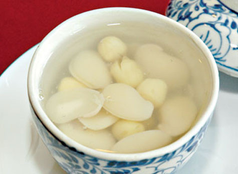 Tương truyền, thời xưa chè đậu ngự thường được dâng lên cho vua, người bình dân hiếm khi được ăn