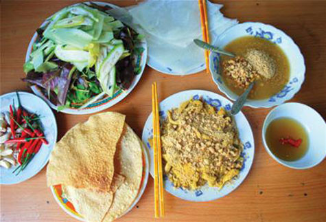 Tương truyền, cuối triều Nguyễn có một vị vua đi ngang qua làng Nam Ô (Đà Nẵng), tình cờ được người dân dâng tiến món gỏi cá. Vua được ăn theo cách dân dã, tự mình gói cá cùng với một số rau rừng và chấm với một thứ nước chấm đặc biệt, khi ăn xong vua tấm tắc khen: “Cha chả, món ngon như thế này sao không tiến cung!”