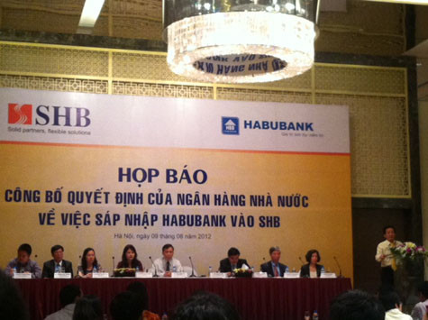 Buổi họp báo công bố quyết định của NHNH chính thức sáp nhập Habubank vào SHB diễn ra vào sáng 9/8. Buổi họp báo công bố quyết định của NHNH chính thức sáp nhập Habubank vào SHB diễn ra vào sáng 9/8.