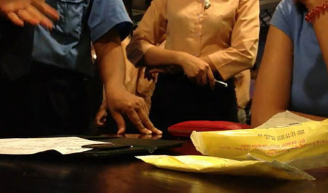 Ảnh cắt từ đoạn clip ghi lại cảnh nhân viên nhà hàng Sen Việt "dạy bảo" khách hàng. Ảnh cắt từ đoạn clip ghi lại cảnh nhân viên nhà hàng Sen Việt "dạy bảo" khách hàng.