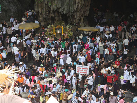 Du khách đông đúc đi lễ chùa Hương (Ảnh: Internet)