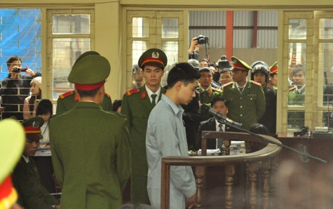 Do Lê Văn Luyện chưa đủ 18 tuổi nên gia đình chịu trách nhiệm liên đới trong việc bồi thường cho cháu Bích.