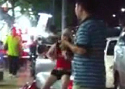 Thản nhiên thực hiện các điệu nhảy (Ảnh cắt từ clip). Thản nhiên thực hiện các điệu nhảy (Ảnh cắt từ clip).