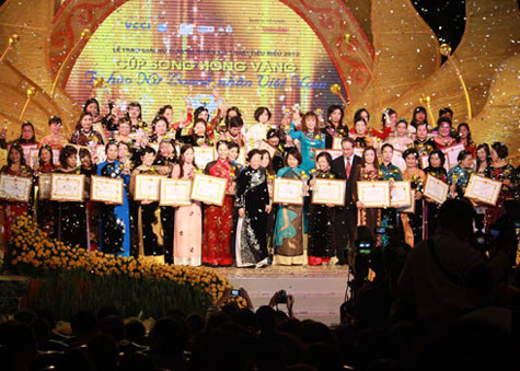Đầu năm 2011, trong lễ trao giải, bà Nguyễn Thị Như Loan, Chủ tịch Hội đồng Quản trị Công ty Quốc Cường Gia Lai, là một trong số 100 người được vinh danh nữ doanh nhân Việt Nam tiêu biểu và nhận cúp Bông hồng vàng. Đầu năm 2011, trong lễ trao giải, bà Nguyễn Thị Như Loan, Chủ tịch Hội đồng Quản trị Công ty Quốc Cường Gia Lai, là một trong số 100 người được vinh danh nữ doanh nhân Việt Nam tiêu biểu và nhận cúp Bông hồng vàng.