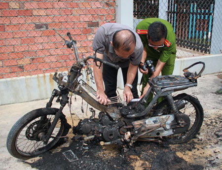 Chiếc xe Wave RSX 110 của anh Duẩn bị cháy.