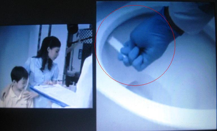 Hình ảnh được cho là thiếu tính khoa học trong clip quảng cáo của Vim-nước rửa bồn cầu, khi kiếm tra vi khuẩn bằng cách dùng miếng thử cho vào hầm cầu (ảnh cắt từ clip) Hình ảnh được cho là thiếu tính khoa học trong clip quảng cáo của Vim-nước rửa bồn cầu, khi kiếm tra vi khuẩn bằng cách dùng miếng thử cho vào hầm cầu (ảnh cắt từ clip)