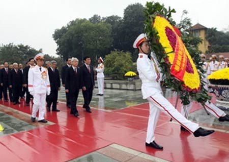 Và tới viếng các anh hùng, liệt sĩ tại đài tưởng niệm. (Ảnh: CAND)