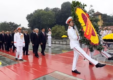 Và tới viếng các anh hùng, liệt sĩ tại đài tưởng niệm. (Ảnh: CAND)