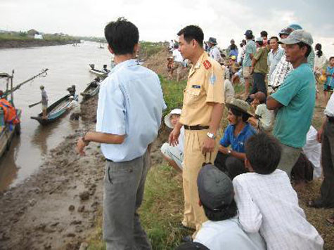 5 học sinh và một phụ nữ đã chết đuối trong vụ chìm đò xảy ra vào lúc 10h45’ ngày 24/1/2008 tại xã Ngọc Tố, huyện Mỹ Xuyên, tỉnh Sóc Trăng. 5 học sinh và một phụ nữ đã chết đuối trong vụ chìm đò xảy ra vào lúc 10h45’ ngày 24/1/2008 tại xã Ngọc Tố, huyện Mỹ Xuyên, tỉnh Sóc Trăng.