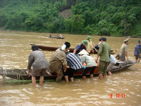 Chiếc đò chở hơn 30 học sinh từ bản Chôm Lôm, xã Lạng Khê, Con Cuông (Nghệ An) vượt sông Lam đưa các em sang trường THCS đã bị chìm lúc gần 7h sáng 7/10/2006. Chỉ có gần chục em thoát chết, 19 em khác (15 học sinh nữ, 4 nam) bị nước cuốn trôi. Chiếc đò chở hơn 30 học sinh từ bản Chôm Lôm, xã Lạng Khê, Con Cuông (Nghệ An) vượt sông Lam đưa các em sang trường THCS đã bị chìm lúc gần 7h sáng 7/10/2006. Chỉ có gần chục em thoát chết, 19 em khác (15 học sinh nữ, 4 nam) bị nước cuốn trôi.