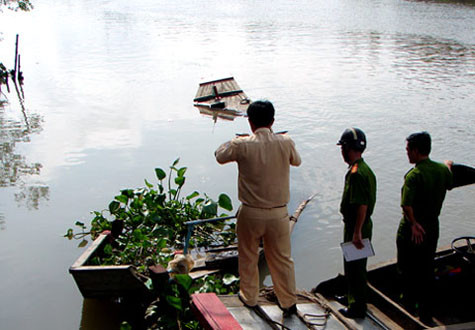 Tối 15/5, ghe chở gạch của anh Thắng lưu thông từ hướng cầu Bình Thủy về phía vàm Rạch Cam (quận Bình Thủy, Cần Thơ) để giao hàng. Khi đi ngang qua khu vực 6 phường Bình Thủy, trụ bêtông cạnh một cột sắt án ngữ giữa lòng sông đổ xuống và rơi trúng người chị Hạnh, khiến chị tử vong. Chiếc ghe chở hàng sau đó bị lật, cháu Hằng rơi ra ngoài và bị nước cuốn đi trong đêm tối Tối 15/5, ghe chở gạch của anh Thắng lưu thông từ hướng cầu Bình Thủy về phía vàm Rạch Cam (quận Bình Thủy, Cần Thơ) để giao hàng. Khi đi ngang qua khu vực 6 phường Bình Thủy, trụ bêtông cạnh một cột sắt án ngữ giữa lòng sông đổ xuống và rơi trúng người chị Hạnh, khiến chị tử vong. Chiếc ghe chở hàng sau đó bị lật, cháu Hằng rơi ra ngoài và bị nước cuốn đi trong đêm tối