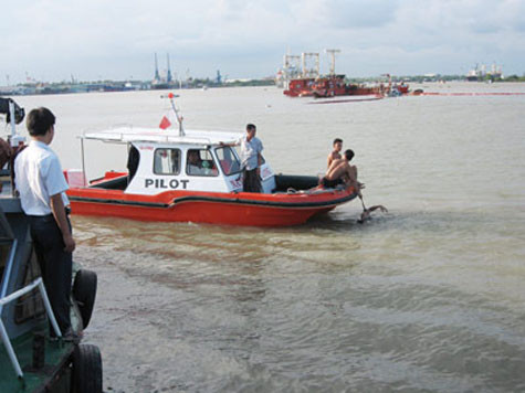 Vào lúc 13h35 ngày 15.5.2007, một vụ tai nạn giao thông đường thủy đặc biệt nghiêm trọng đã xảy ra tại khu vực mặt sông cảng Lotus (Bông sen) ở khu phố 1, đường Nguyễn Văn Quy, phường Phú Thuận, quận 7 (TP.HCM) khiến 8 thuyền viên đi trên tàu Hoàng Đạt 36 chết và mất tích. Vào lúc 13h35 ngày 15.5.2007, một vụ tai nạn giao thông đường thủy đặc biệt nghiêm trọng đã xảy ra tại khu vực mặt sông cảng Lotus (Bông sen) ở khu phố 1, đường Nguyễn Văn Quy, phường Phú Thuận, quận 7 (TP.HCM) khiến 8 thuyền viên đi trên tàu Hoàng Đạt 36 chết và mất tích.