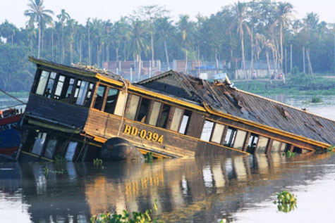 Vụ chìm tàu BD 0913 của Khu du lịch Xanh Dìn Ký (thuộc ấp Bình Thuận, xã Bình Nhâm, Thuận An, Bình Dương) trên sông Sài Gòn vào 19h ngày 20/5/2011. Vụ tai nạn đã cướp đi sinh mạng của 16 người, trong đó có tới 9 người thuộc 3 thế hệ của một gia đình. Vụ chìm tàu BD 0913 của Khu du lịch Xanh Dìn Ký (thuộc ấp Bình Thuận, xã Bình Nhâm, Thuận An, Bình Dương) trên sông Sài Gòn vào 19h ngày 20/5/2011. Vụ tai nạn đã cướp đi sinh mạng của 16 người, trong đó có tới 9 người thuộc 3 thế hệ của một gia đình.