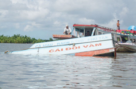 Khoảng 0 giờ 30 ngày 11-11-2009, trên sông Ông Đốc (xã Khánh Hải, huyện Trần Văn Thời, tỉnh Cà Mau) xảy ra một vụ tai nạn giao thông giữa tàu khách và xà lan, khiến một người chết và nhiều hàng hóa bị thiệt hại. Khoảng 0 giờ 30 ngày 11-11-2009, trên sông Ông Đốc (xã Khánh Hải, huyện Trần Văn Thời, tỉnh Cà Mau) xảy ra một vụ tai nạn giao thông giữa tàu khách và xà lan, khiến một người chết và nhiều hàng hóa bị thiệt hại.