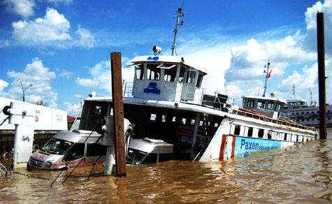 Vào hồi 1h20 phút ngày 23/9/2010, một vụ tai nạn đường thủy nghiêm trọng xảy ra tại phà Vàm Cống làm chìm 9 xe ô tô, mô tô. Nhờ tổ chức cứu hộ kịp thời nên 50 hành khách trên phà vẫn an toàn. Vào hồi 1h20 phút ngày 23/9/2010, một vụ tai nạn đường thủy nghiêm trọng xảy ra tại phà Vàm Cống làm chìm 9 xe ô tô, mô tô. Nhờ tổ chức cứu hộ kịp thời nên 50 hành khách trên phà vẫn an toàn.