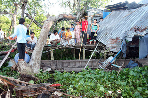 khoảng 5h sáng 1/6/2011, một chiếc xà lan chở cát mang biển số HG-5969 lưu thông từ hướng Sóc Trăng về Đồng Tháp, khi đi đến địa phận ấp Mỹ Hưng 2 (xã Mỹ Hòa) thì bất ngờ tông vào bến tàu cặp bờ sông. Vụ tai nạn hy hữu đã làm một căn nhà dân và nhiều tàu, ghe khác bị chìm xuống sông Hậu. khoảng 5h sáng 1/6/2011, một chiếc xà lan chở cát mang biển số HG-5969 lưu thông từ hướng Sóc Trăng về Đồng Tháp, khi đi đến địa phận ấp Mỹ Hưng 2 (xã Mỹ Hòa) thì bất ngờ tông vào bến tàu cặp bờ sông. Vụ tai nạn hy hữu đã làm một căn nhà dân và nhiều tàu, ghe khác bị chìm xuống sông Hậu.