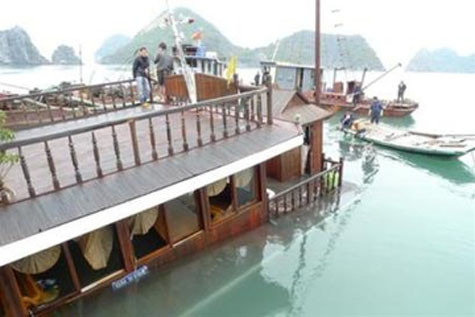 Vụ chìm tàu du lịch mang số hiệu QN5198 trên đảo Ti-tốp (Vịnh Hạ Long) sáng 17/2/2011 khiến 27 người trên tàu gặp nạn. Trong số 27 người đó, có 19 du khách nước ngoài đến từ 11 quốc gia, 2 du khách người Việt Nam và 6 thuyền viên trên tàu. 10 du khách nước ngoài và 2 du khách người Việt thiệt mạng, 15 người còn lại được cứu sống. Vụ chìm tàu du lịch mang số hiệu QN5198 trên đảo Ti-tốp (Vịnh Hạ Long) sáng 17/2/2011 khiến 27 người trên tàu gặp nạn. Trong số 27 người đó, có 19 du khách nước ngoài đến từ 11 quốc gia, 2 du khách người Việt Nam và 6 thuyền viên trên tàu. 10 du khách nước ngoài và 2 du khách người Việt thiệt mạng, 15 người còn lại được cứu sống.