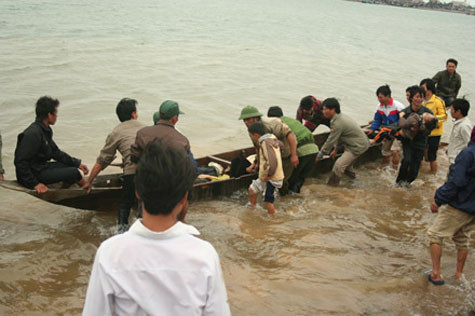Vụ tai nạn xảy ra vào khoảng 7h sáng 25/1/2009 (tức 30 Tết), Con đò chở người dân đi sắm Tết ngang sông Gianh tại xã Quảng Hải, huyện Quảng Trạch, Quảng Bình bị lật giữa dòng. Vụ tai nạn đã làm 40 người thiệt mạng. Nguyên nhân ban đầu dẫn đến tai nạn được xác định do chủ đò chở quá tải, không tuân thủ các nguyên tắc an toàn giao thông đường thủy Vụ tai nạn xảy ra vào khoảng 7h sáng 25/1/2009 (tức 30 Tết), Con đò chở người dân đi sắm Tết ngang sông Gianh tại xã Quảng Hải, huyện Quảng Trạch, Quảng Bình bị lật giữa dòng. Vụ tai nạn đã làm 40 người thiệt mạng. Nguyên nhân ban đầu dẫn đến tai nạn được xác định do chủ đò chở quá tải, không tuân thủ các nguyên tắc an toàn giao thông đường thủy