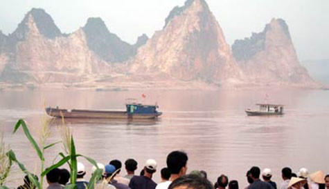 13h30 chiều 24/10/2006, trên địa bàn xã Tu Vũ, huyện Thanh Thuỷ đã xảy ra một vụ tai nạn đường thuỷ nghiêm trọng làm 7 người chết và 10 người mất tích. 13h30 chiều 24/10/2006, trên địa bàn xã Tu Vũ, huyện Thanh Thuỷ đã xảy ra một vụ tai nạn đường thuỷ nghiêm trọng làm 7 người chết và 10 người mất tích.