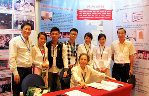 Bà Lê Hiền Đức (người ngồi) chụp ảnh cùng một số sinh viên. (Ảnh: Dân trí). Bà Lê Hiền Đức (người ngồi) chụp ảnh cùng một số sinh viên. (Ảnh: Dân trí).
