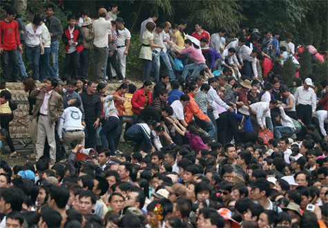 Dòng người ùn ùn, chen lấn, xô đẩy nhau trong lễ khai mạc hội đền Hùng năm 2011. Dòng người ùn ùn, chen lấn, xô đẩy nhau trong lễ khai mạc hội đền Hùng năm 2011.