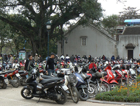Các bãi gửi xe tự phát cũng đua nhau mọc lên quanh khu vực diễn ra các lễ hội và thản nhiên chặt chém du khách. Các bãi gửi xe tự phát cũng đua nhau mọc lên quanh khu vực diễn ra các lễ hội và thản nhiên chặt chém du khách.