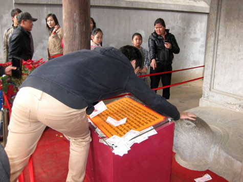 Dù ban quản lý đã có nhiều biện pháp nhưng cảnh người dân vẫn cố tình vượt hàng rào vào sờ đầu rùa tại Văn miếu Quốc tử giám vẫn diễn ra. Dù ban quản lý đã có nhiều biện pháp nhưng cảnh người dân vẫn cố tình vượt hàng rào vào sờ đầu rùa tại Văn miếu Quốc tử giám vẫn diễn ra.