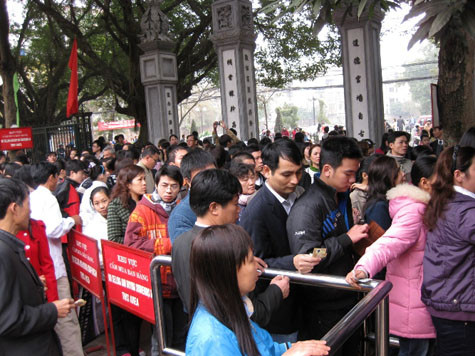 Chen lấn, xô đẩy để mua vé vào thăm Văn Miếu Quốc tử giám ngày đầu xuân. Chen lấn, xô đẩy để mua vé vào thăm Văn Miếu Quốc tử giám ngày đầu xuân.