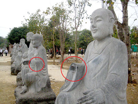 Rất nhiều pho tượng khác cũng chịu cảnh tương tự do sự thiếu ý thức của người dân. (Ảnh: bee.net.vn chụp vào tháng 2/2011). Rất nhiều pho tượng khác cũng chịu cảnh tương tự do sự thiếu ý thức của người dân. (Ảnh: bee.net.vn chụp vào tháng 2/2011).