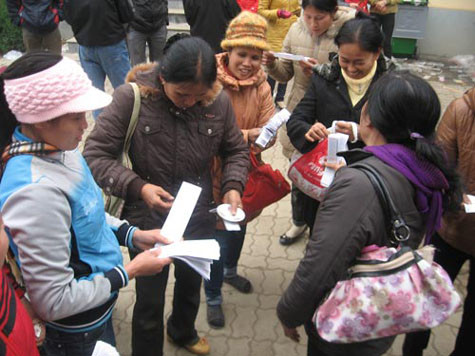 Cảnh những người khấn thuê, bán quẻ thẻ bao vây du khách là chuyện thường thấy ở các lễ hội đầu năm. Cảnh những người khấn thuê, bán quẻ thẻ bao vây du khách là chuyện thường thấy ở các lễ hội đầu năm.