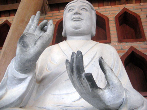 Theo nhiều người dân bán hàng cho biết, vào mùa lễ hội, không chỉ sờ, nhiều người vô ý thức còn "bẻ thử" cả ngón tay của pho tượng Phật ở chùa Bái Đính để về làm kỷ niệm. (Ảnh: bee.net.vn chụp vào tháng 2/2011). Theo nhiều người dân bán hàng cho biết, vào mùa lễ hội, không chỉ sờ, nhiều người vô ý thức còn "bẻ thử" cả ngón tay của pho tượng Phật ở chùa Bái Đính để về làm kỷ niệm. (Ảnh: bee.net.vn chụp vào tháng 2/2011).