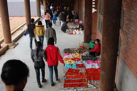 Hành lang chùa Bái Đính không khác gì một cái "chợ di động". Hành lang chùa Bái Đính không khác gì một cái "chợ di động".