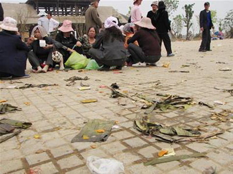 Rác thải "ngập" tại sân chùa Bái Đính. Rác thải "ngập" tại sân chùa Bái Đính.