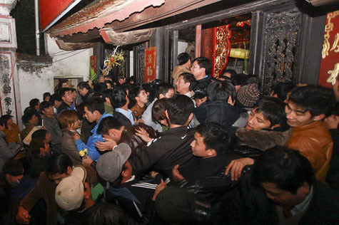 Chen chúc, xô đẩy nhau vào trong đền. Chen chúc, xô đẩy nhau vào trong đền.