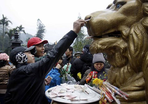 Lễ hội và sự xấu xí của không ít người Việt ảnh 3 Lễ hội và sự xấu xí của không ít người Việt ảnh 3