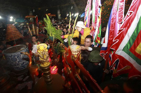 "Cướp" hết cả những cành cây, cành hoa ở ban thờ bên ngoài. "Cướp" hết cả những cành cây, cành hoa ở ban thờ bên ngoài.