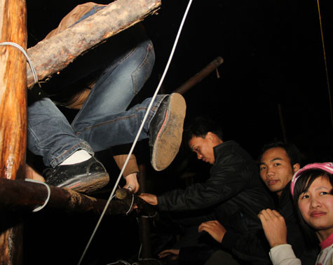 Đua nhau trèo rào vào hội đền Trần Thương (Hà Nam 2012). Đua nhau trèo rào vào hội đền Trần Thương (Hà Nam 2012).