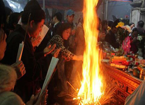 Nhiều người vô ý thức còn đốt hương với lửa bốc cao như thế này ngay trong điện thờ. Nhiều người vô ý thức còn đốt hương với lửa bốc cao như thế này ngay trong điện thờ.