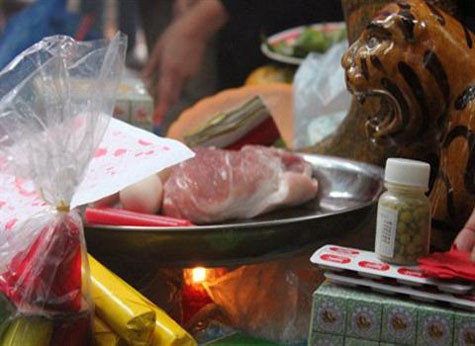Mang cả thuốc Panadol, Berberin, dầu gió, thịt sống để đặt lễ trong chùa. Mang cả thuốc Panadol, Berberin, dầu gió, thịt sống để đặt lễ trong chùa.