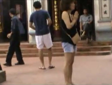 Mặc cho các chùa đều đã có biển cấm nhưng rất nhiều người như người phụ nữ này vẫn hồn nhiên diện quần ngắn, áo ngắn vào lễ chùa. Mặc cho các chùa đều đã có biển cấm nhưng rất nhiều người như người phụ nữ này vẫn hồn nhiên diện quần ngắn, áo ngắn vào lễ chùa.