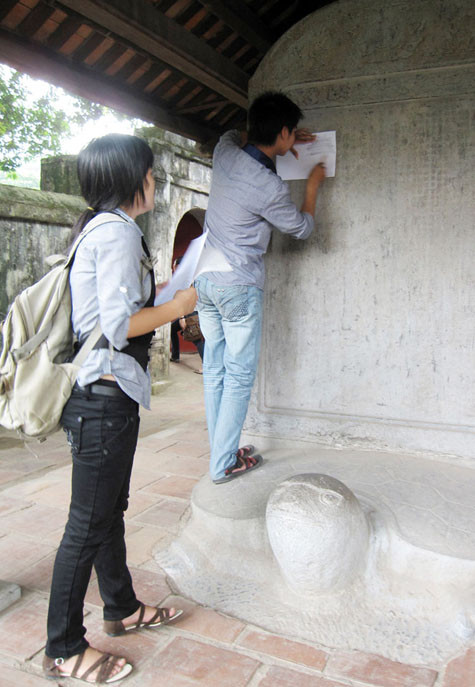 Sinh viên đi nghiên cứu về văn hóa, lịch sử lại chà đạp lên văn hóa, lịch sử (Ảnh: Giàng A Cối). Sinh viên đi nghiên cứu về văn hóa, lịch sử lại chà đạp lên văn hóa, lịch sử (Ảnh: Giàng A Cối).