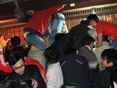 Trèo lên nhau để có thể xin được ấn đền Trần (Nam Định). Trèo lên nhau để có thể xin được ấn đền Trần (Nam Định).