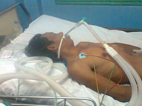 Anh Lễ đang được cấp cứu tại bệnh viện. Ảnh: LN Anh Lễ đang được cấp cứu tại bệnh viện. Ảnh: LN