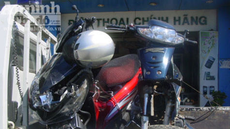 Chiếc xe gây tai nạn (Ảnh: ANTĐ). Chiếc xe gây tai nạn (Ảnh: ANTĐ).