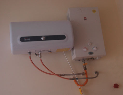 Do bình nóng lạnh dùng gas không hoạt động (bên phải) do hệ thống gas chung của tòa nhà chưa được vận hành nên hầu hết các hộ dân phải lắp đặt các bình nóng lạnh dùng điện mới. Do bình nóng lạnh dùng gas không hoạt động (bên phải) do hệ thống gas chung của tòa nhà chưa được vận hành nên hầu hết các hộ dân phải lắp đặt các bình nóng lạnh dùng điện mới.