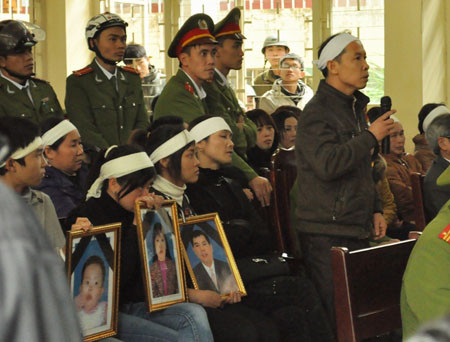 Cư dân mạng cho rằng, mức án được tuyên với Lê Văn Luyện quá nghiệt ngã với gia đình bị hại. Cư dân mạng cho rằng, mức án được tuyên với Lê Văn Luyện quá nghiệt ngã với gia đình bị hại.